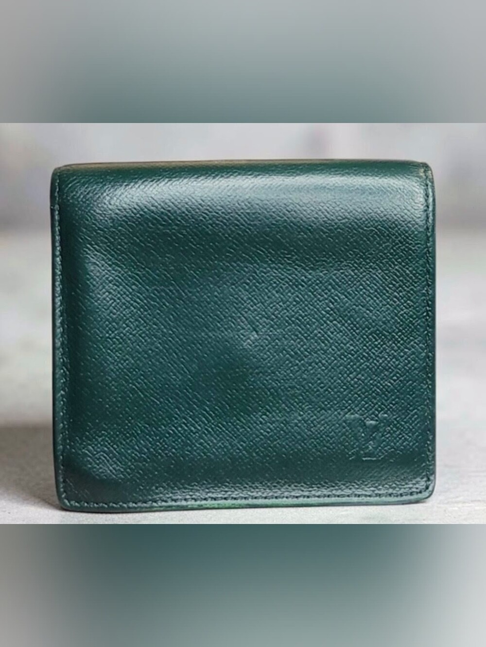 LOUIS VUITTON ⚜️ Epicea (EPI) Taiga ⚜️ Compact Bi-Fold Wallet 💚 1992 Vint. EUC